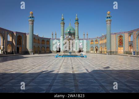 Panoramablick auf den Imamzadeh Mohammed Helal bin Ali Schrein und seinen Innenhof in Aran o Bidgol, Iran. Stockfoto