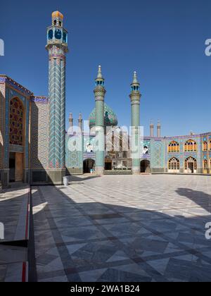 Blick auf den Imamzadeh Mohammed Helal bin Ali Schrein und seinen Innenhof in Aran o Bidgol, Iran. Stockfoto