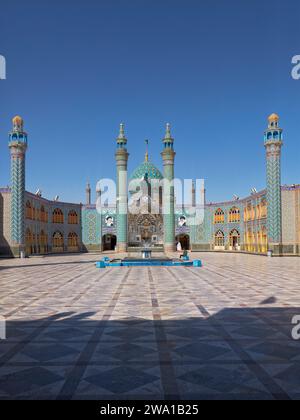 Blick auf den Imamzadeh Mohammed Helal bin Ali Schrein und seinen Innenhof in Aran o Bidgol, Iran. Stockfoto