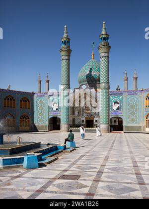 Blick auf den Imamzadeh Mohammed Helal bin Ali Schrein und seinen Innenhof in Aran o Bidgol, Iran. Stockfoto