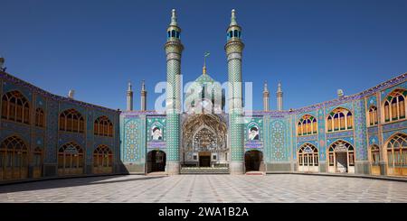 Panoramablick auf den Imamzadeh Mohammed Helal bin Ali Schrein und seinen Innenhof in Aran o Bidgol, Iran. Stockfoto