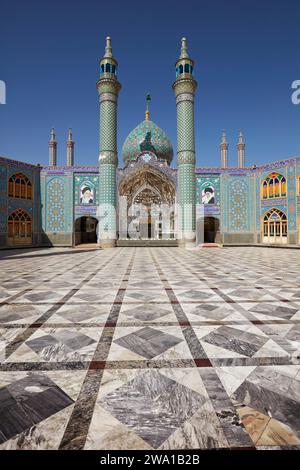 Imamzadeh Mohammed Helal bin Ali Schrein und sein Innenhof in Aran o Bidgol, Iran. Stockfoto