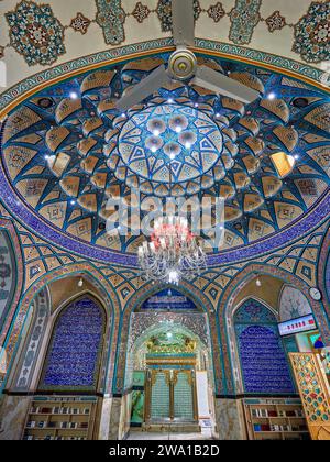 Innenansicht des Imamzadeh Mohammed Helal-Schreins, aufwendig mit islamischer Kalligraphie und Spiegelmosaiken (aina-kari) dekoriert. Aran o Bidgol, Iran. Stockfoto