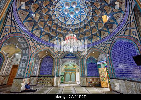 Innenansicht des Imamzadeh Mohammed Helal-Schreins, aufwendig mit islamischer Kalligraphie und Spiegelmosaiken (aina-kari) dekoriert. Aran o Bidgol, Iran. Stockfoto