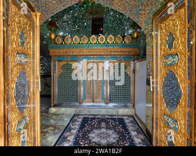 Aufwendig dekoriertes Grab von Imamzadeh Mohammed Helal bin Ali im Mohammed Helal Schrein. Aran o Bidgol, Iran. Stockfoto