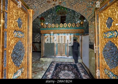 Der Mensch betet am Grab von Imamzadeh Mohammed Helal bin Ali im Mohammed Helal-Schrein. Aran o Bidgol, Iran. Stockfoto