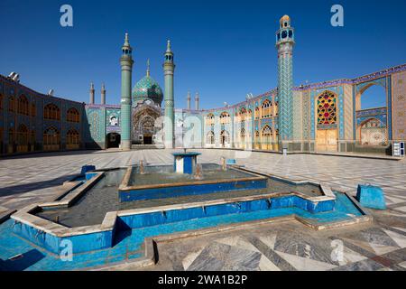 Panoramablick auf den Imamzadeh Mohammed Helal bin Ali Schrein und seinen Innenhof in Aran o Bidgol, Iran. Stockfoto