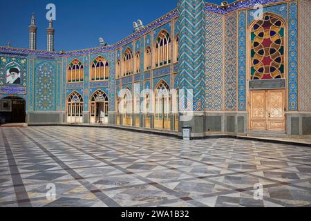 Panoramablick auf den Imamzadeh Mohammed Helal bin Ali Schrein und seinen Innenhof in Aran o Bidgol, Iran. Stockfoto