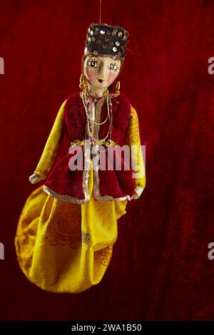 Die persische Marionette aus dem 19. Jahrhundert, die eine junge Frau in farbenfroher rot-gelber Tracht darstellt. Puppenthaus, Kaschan, Iran. Stockfoto