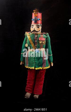 Persische Marionette aus Nain aus dem 19. Jahrhundert, die den Charakter des Shah Salim (König Salim) darstellt. Puppenthaus, Kaschan, Iran. Stockfoto