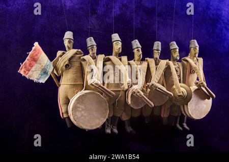 Eine Sammlung persischer Marionetten aus dem 19. Jahrhundert aus Isfahan, die eine militärische Musikband repräsentieren. Puppenthaus, Kaschan, Iran. Stockfoto