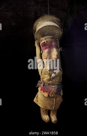 Persische Marionette aus Isfahan aus dem 19. Jahrhundert, die einen Verkäufer darstellt, der Straßenkost verkauft. Puppenthaus, Kaschan, Iran. Stockfoto