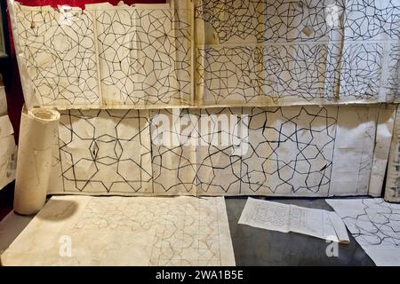 Originalzeichnungen aus Arabesken, die in Fliesen und Stuckverzierungen des Taj-Hauses verwendet wurden, einem historischen Herrenhaus aus dem 19. Jahrhundert in Kaschan, Iran. Stockfoto