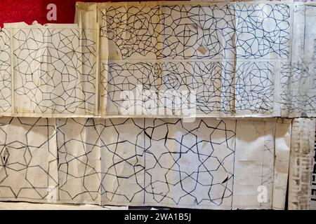 Originalzeichnungen aus Arabesken, die in Fliesen und Stuckverzierungen des Taj-Hauses verwendet wurden, einem historischen Herrenhaus aus dem 19. Jahrhundert in Kaschan, Iran. Stockfoto