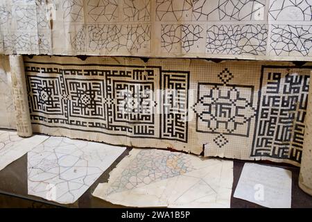 Originalzeichnungen aus Arabesken, die in Fliesen und Stuckverzierungen des Taj-Hauses verwendet wurden, einem historischen Herrenhaus aus dem 19. Jahrhundert in Kaschan, Iran. Stockfoto