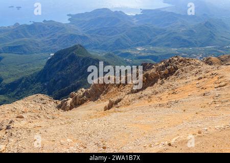 Blick auf die Taurusberge von einem Gipfel des Tahtali Berges in der Nähe von Kemer, Provinz Antalya in der Türkei Stockfoto