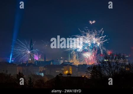 Liberec, Tschechische Republik. Januar 2024. Feuerwerk während der Silvesterfeier in Liberec, Tschechische Republik, 1. Januar 2024. Quelle: Radek Petrasek/CTK Photo/Alamy Live News Stockfoto