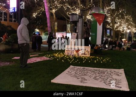 Seattle, USA. 31. Dezember 2023. Pro-Palestine-Demonstranten versammeln sich vor der Silvester-T-Mobile-Feuerwerksshow zur „Shut IT Down for Palestine Rally and Mahnwache“. Nach dem jüngsten Chaos, das Gaza umfasste, gab es weltweit Kundgebungen und Proteste. Credit: James Anderson/Alamy Live News Credit: James Anderson/Alamy Live News Stockfoto