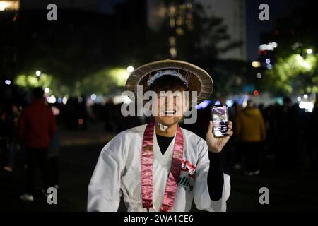 Mexiko-Stadt, Mexiko-Stadt, Mexiko. Dezember 2023 31. Ausländische Staatsbürger feiern Silvester im Angel de la Independencia in Mexiko-Stadt mit Tausenden mexikanischer Staatsbürger. (Kreditbild: © Luis E Salgado/ZUMA Press Wire) NUR REDAKTIONELLE VERWENDUNG! Nicht für kommerzielle ZWECKE! Quelle: ZUMA Press, Inc./Alamy Live News Stockfoto