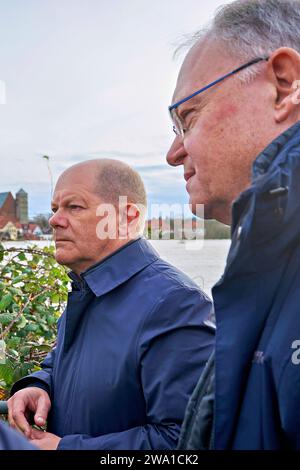 OLAF Scholz Bundeskanzler und Stephan weil Ministerpräsident von Niedersachsen beim Besuch des Hochwassergebiets an der aller. Verden, 31.12.2023 *** Olaf Scholz Bundeskanzler und Stephan weil Ministerpräsident Niedersachsens Besuch des Hochwassergebietes am aller Verden, 31 12 2023 Foto:Xu.xStammx/xFuturexImagex hochwasser scholz 3216 Stockfoto