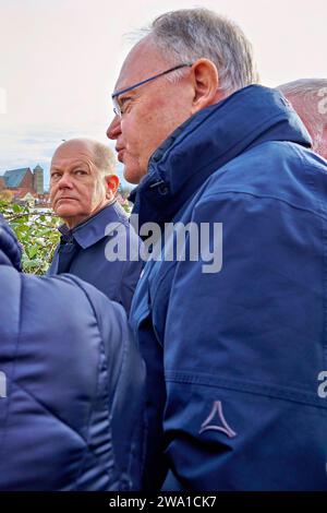 OLAF Scholz Bundeskanzler und Stephan weil Ministerpräsident von Niedersachsen beim Besuch des Hochwassergebiets an der aller. Verden, 31.12.2023 *** Olaf Scholz Bundeskanzler und Stephan weil Ministerpräsident Niedersachsens Besuch des Hochwassergebietes am aller Verden, 31 12 2023 Foto:Xu.xStammx/xFuturexImagex hochwasser scholz 3215 Stockfoto