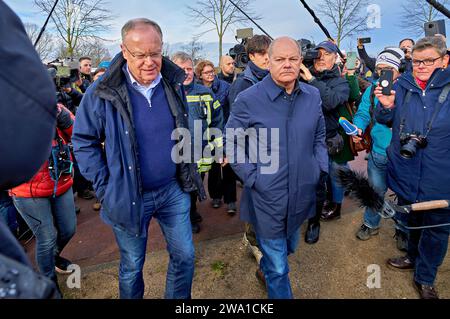 Stephan weil Ministerpräsident von Niedersachsen und Olaf Scholz Bundeskanzler beim Besuch des Hochwassergebiets an der aller. Verden, 31.12.2023 *** Stephan weil Ministerpräsident Niedersachsens und Olaf Scholz Bundeskanzler zu Besuch im Hochwassergebiet aller Verden, 31 12 2023 Foto:Xu.xStammx/xFuturexImagex hochwasser scholz 3212 Stockfoto