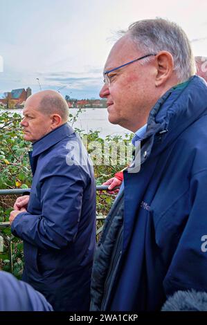 OLAF Scholz Bundeskanzler und Stephan weil Ministerpräsident von Niedersachsen beim Besuch des Hochwassergebiets an der aller. Verden, 31.12.2023 *** Olaf Scholz Bundeskanzler und Stephan weil Ministerpräsident Niedersachsens Besuch des Hochwassergebietes am aller Verden, 31 12 2023 Foto:Xu.xStammx/xFuturexImagex hochwasser scholz 3214 Stockfoto