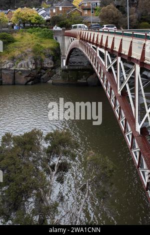 Schräge Aussicht auf die Cataract Gorge Bridge am unteren Abschnitt des South Esk River in Launceston in Tasmanien Stockfoto