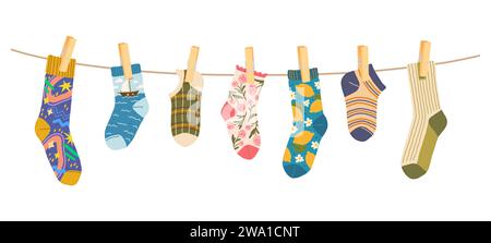 Socken Wäscheleine mit Wäschespins, Baumwolle und Wollsocken am Seil, Zeichentrickvektor. Socken hängen an der Wäscheleine mit Nadeln, Socken mit farbigem Ornament-Muster, bunte Kinderkleidung auf der Wäscheleine Stock Vektor