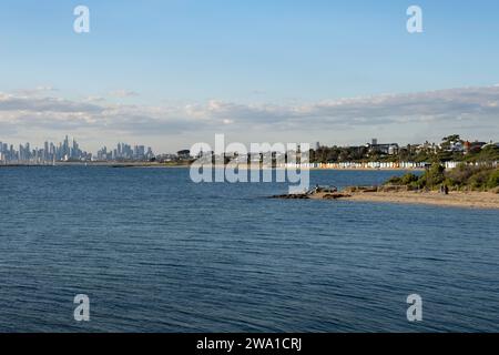 Skyline von Hobson Bay mit farbenfrohen Strandhäusern und Melbournes CBD (zentrales Geschäftsviertel), fotografiert von Brighton, einem Vorort von Melbourne Stockfoto