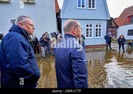 Stephan weil Ministerpräsident von Niedersachsen und Olaf Scholz Bundeskanzler beim Besuch des Hochwassergebiets an der aller. Verden, 31.12.2023 *** Stephan weil Ministerpräsident Niedersachsens und Olaf Scholz Bundeskanzler zu Besuch im Hochwassergebiet aller Verden, 31 12 2023 Foto:Xu.xStammx/xFuturexImagex hochwasser scholz 3240 Stockfoto
