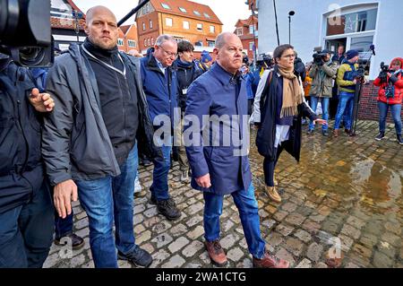 Stephan weil Ministerpräsident von Niedersachsen und Olaf Scholz Bundeskanzler beim Besuch des Hochwassergebiets an der aller. Verden, 31.12.2023 *** Stephan weil Ministerpräsident Niedersachsens und Olaf Scholz Bundeskanzler zu Besuch im Hochwassergebiet aller Verden, 31 12 2023 Foto:Xu.xStammx/xFuturexImagex hochwasser scholz 3239 Stockfoto
