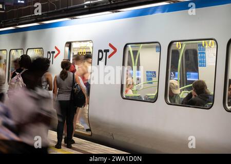 Pendler besteigen den neu angekommenen Zug an einer Station des Melbourne Public Transport Victoria Zugnetzes. Bewegungsunschärfe der Passagiere Stockfoto