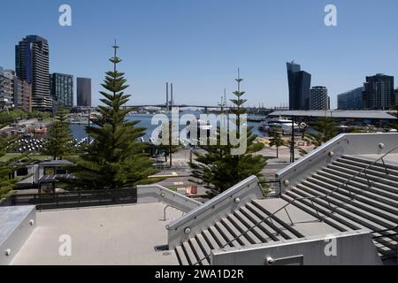 Melbournes innerstädtischer Vorort Docklands, kombiniert mit zeitgenössischer Architektur, Yarra River, Dock und Bolte Bridge. Stadterneuerung Stockfoto