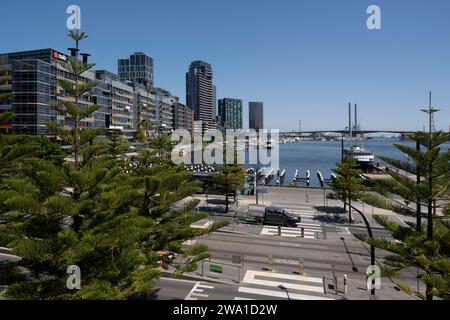Melbournes innerstädtischer Vorort Docklands, kombiniert mit zeitgenössischer Architektur, Yarra River, Dock und Bolte Bridge. Stadterneuerung Stockfoto
