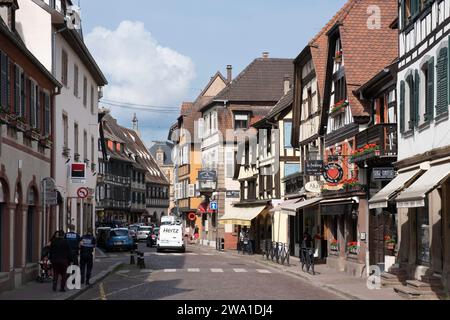 Stadtbild mit Verkehr in der Rue du Général Gouraud in Obernai, Elsass, Frankreich Stockfoto