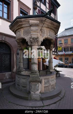 Alter 6-Eimer-Brunnen im Renaissance-Stil im Stadtzentrum von Obernai, Elsass, Frankreich Stockfoto