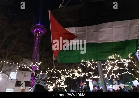 Seattle, USA. 31. Dezember 2023. Pro-Palestine-Demonstranten versammeln sich vor der Silvester-T-Mobile-Feuerwerksshow zur „Shut IT Down for Palestine Rally and Mahnwache“. Nach dem jüngsten Chaos, das Gaza umfasste, gab es weltweit Kundgebungen und Proteste. Credit: James Anderson/Alamy Live News Credit: James Anderson/Alamy Live News Stockfoto