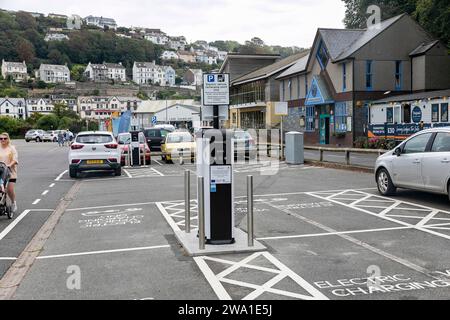 Öffentliche Ladestation für Elektroautos im Stadtzentrum von Looe, Cornwall, England, Großbritannien, 2023 Stockfoto