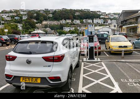 Öffentliches Elektrofahrzeug-Ladegerät in Looe Cornwall, chinesisches MG-Elektroauto wird aufgeladen, England, Großbritannien, 2023 Stockfoto