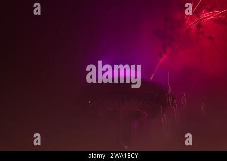 Seattle, USA. Januar 2024. Mitternacht die jährliche T-Mobile Neujahrsschau bei der Needle Fireworks and Drone Show. Quelle: James Anderson/Alamy Live News Stockfoto