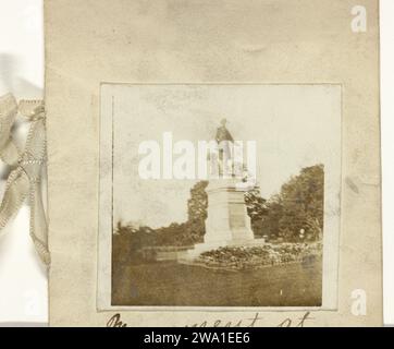 Statue von Sir John Macdonald, dem ersten Premierminister Kanadas, in Queens Park, Toronto, um 1890 – um 1910 Foto die Statue, die vor dem Parlamentsgebäude in Toronto steht, wurde von Hamilton McCarthy geschaffen und 1894 aufgestellt. Toronto (Ontario) nach Skulptur von: Canada baryta Paper Monument, Statue Toronto (ONTARIO) Stockfoto