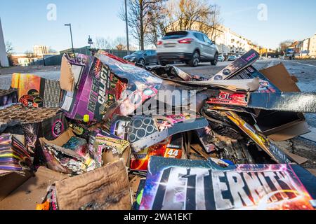 Silvester-Müll am Straßenrand in München Ramersdorf, ausgebrannte Böller und Feuerwerkskörper, München, 1. Januar 2024 Deutschland, München, 1. Januar 2024, Silvester-Müll am Straßenrand in München Ramersdorf, Reste von abgebranntem Feuerwerk und Böllern liegen am Neujahrsmorgen auf der Ottobrunner Straße, zufällig vorbeifahrendes Auto, Froschperspektive, *** Silvestermüll am Straßenrand in München Ramersdorf, ausgebrannte Feuerwerkskörper und Feuerwerk, München, 1. Januar 2024 Deutschland, München, München, München, 1. Januar 2024, Silvestermüll am Straßenrand in München Ramersdorf, Reste von verbranntem Feuer Stockfoto