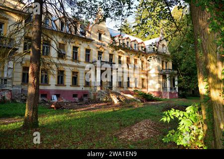 Baufällige Gebäude am Stadtrand Stockfoto