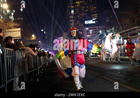 Seoul, Südkorea. Dezember 2023 31. Die Besucher nehmen an einer Neujahrsparade in der Innenstadt von Seoul, Südkorea, Teil, am 31. Dezember 2023. Quelle: Paul.J/Xinhua/Alamy Live News Stockfoto