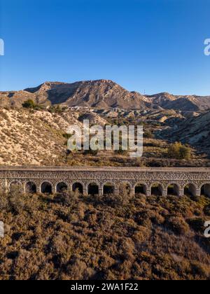 Altes Wasseraquädukt in der Nähe des Stausees Elche, Provinz Alicante, Costa Blanca, Spanien – Stockfoto Stockfoto