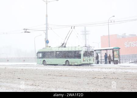 Weißrussland, Minsk - 29. november 2023: Bus bei Schnee Nahaufnahme Stockfoto