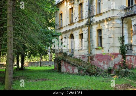 Baufällige Gebäude am Stadtrand Stockfoto