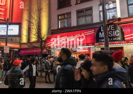 Vancouver, KANADA - Dez 31 2023 : Ein Blick auf die Granville Street am Silvesterabend. Menschenmassen trinken in Nachtclubs und feiern Silvester Stockfoto