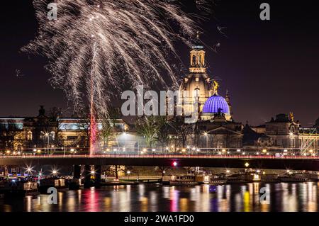 In der Dresdner Altstadt wird Silvester gefeiert. Im Bild Dresdner Frauenkirche und Hochschule für Bildende Künste .Dresden, 01.01.2024 *** silvester wird in der Dresdener Altstadt gefeiert Foto:XM.xPatzigx/xFuturexImagex silvester dresden 3202 Stockfoto